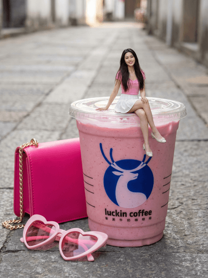 个性海报丨瑞幸巨型饮品照 AI图片模板效果预览